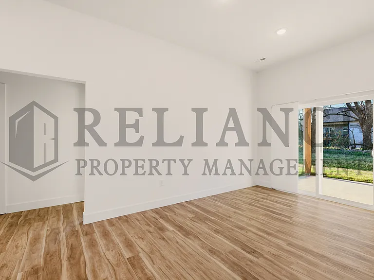 501 E Elmwood St — Photo 16