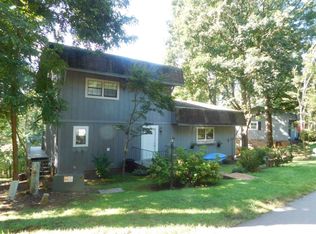 33 Manor Dr, Hayesville, NC 28904