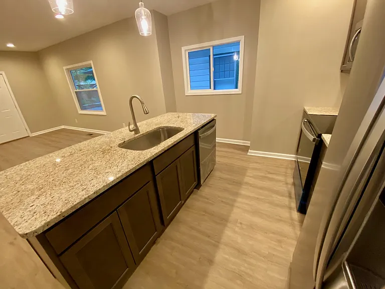 429 N Linwood Ave — Photo 3