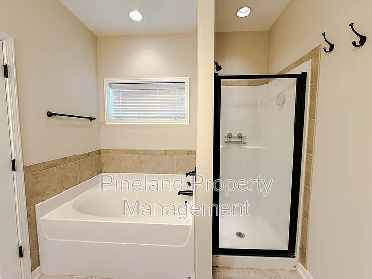 728 Roanoke Dr — Photo 13