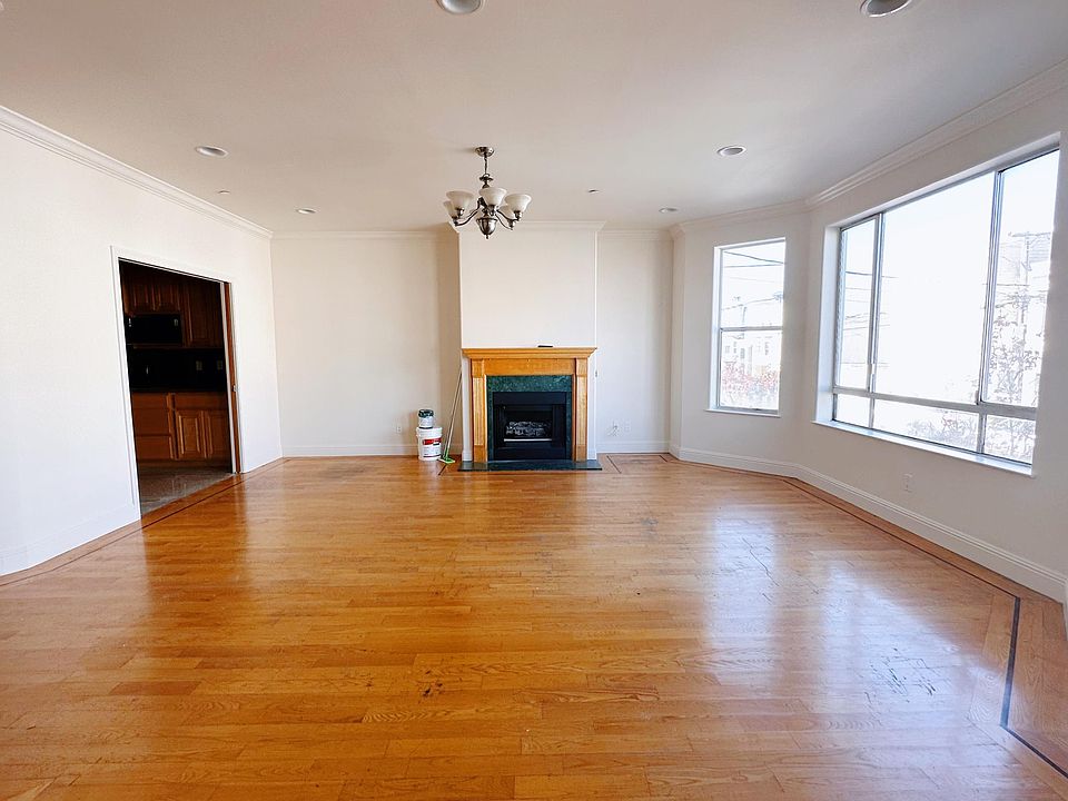 1st image of 322 28th Ave #322