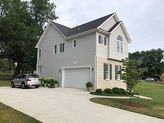 3rd image of 212 St Andrews Cir