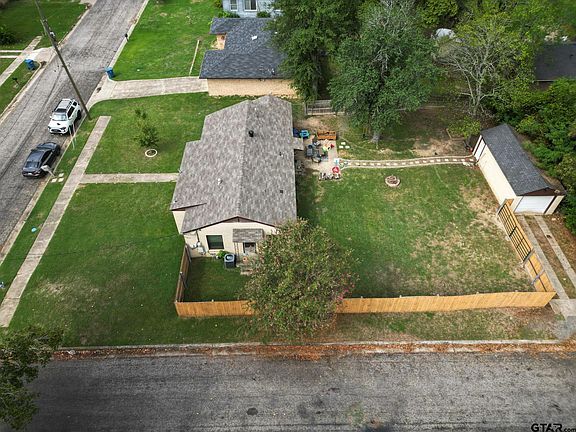 4th image of 215 Yorke St