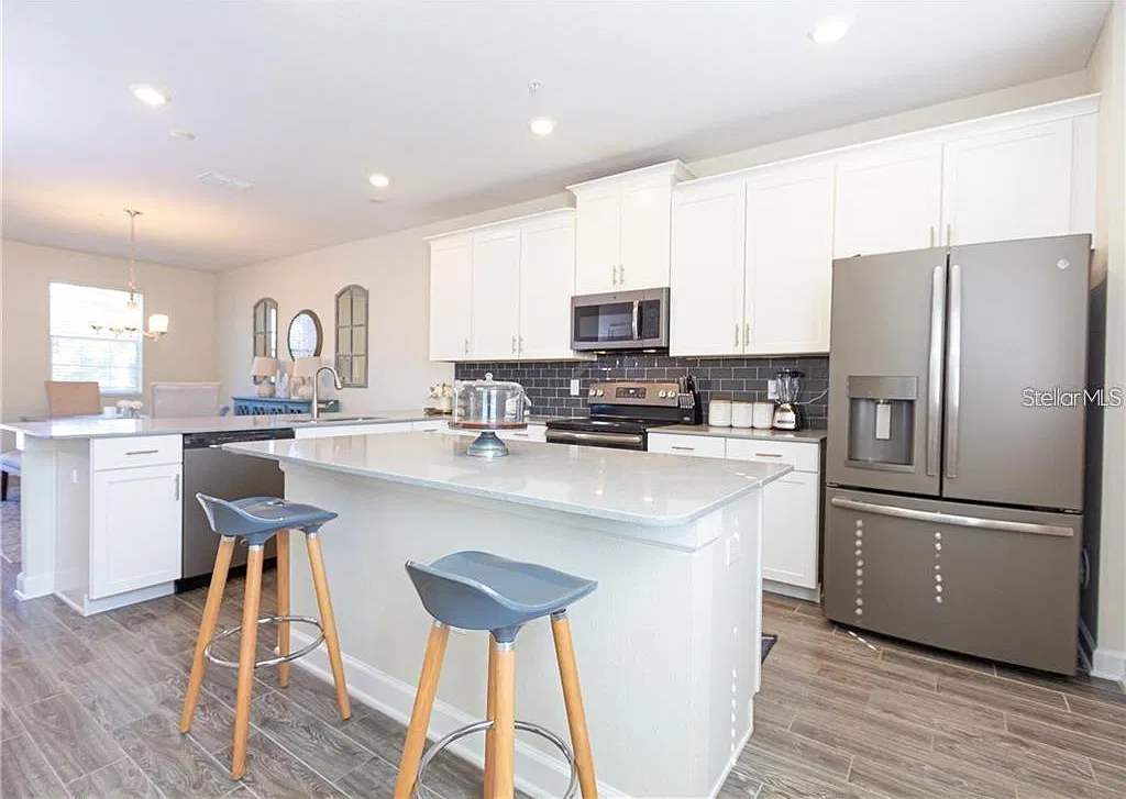 3 bed, 2.5 bath, 1636 sqft, $3,200 — Photo 4