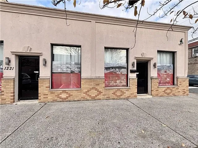 1221 Bay St