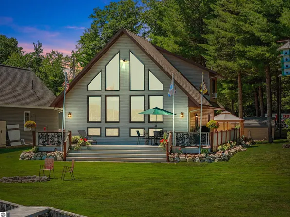 11435 Lake Shore Dr, Fife Lake, MI 49633