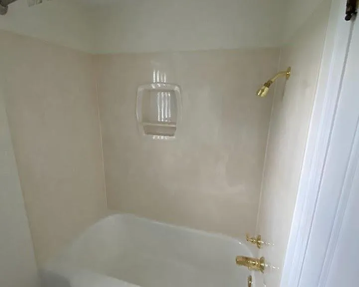 Upstairs bathroom tub/shower