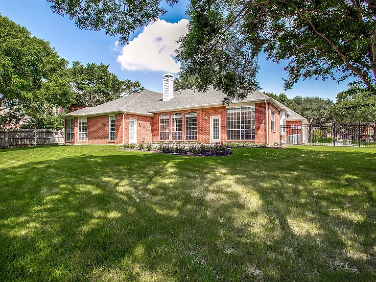 1270 Lakeway Dr — Photo 32