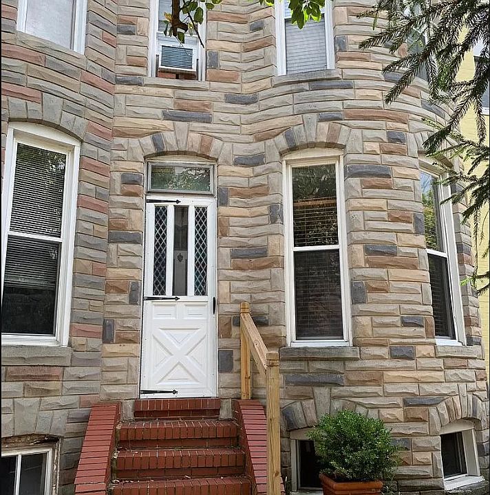 1st image of 255 W 31st St