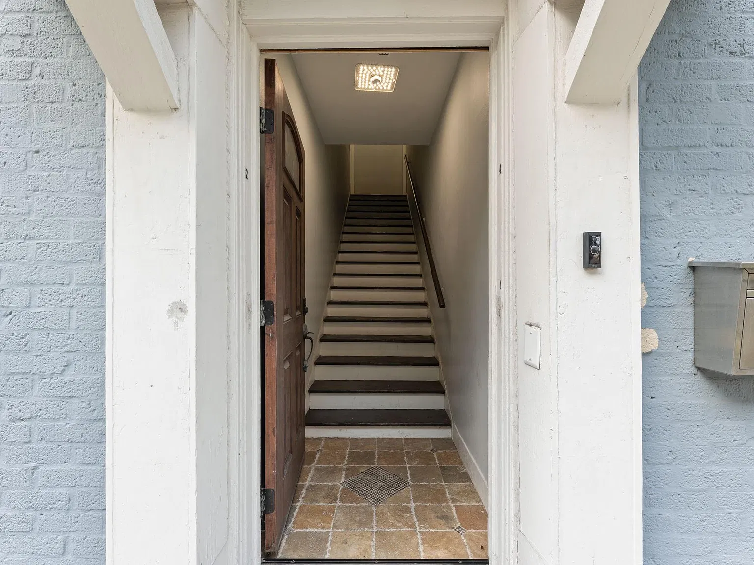 7 bed, 4.0 bath, 2472 sqft, $7,000 — Photo 2