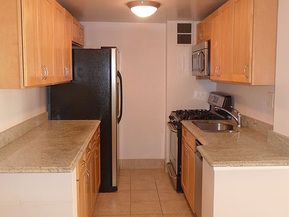 3rd image of 301 E 47th St APT 17E