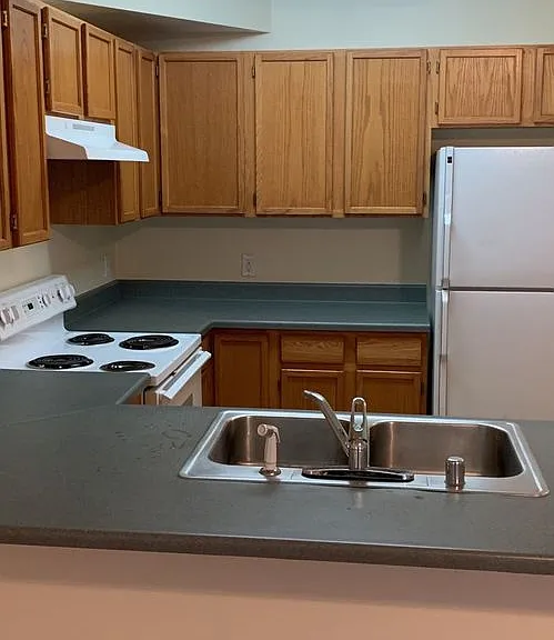 Oak Street Town Homes — Photo 4