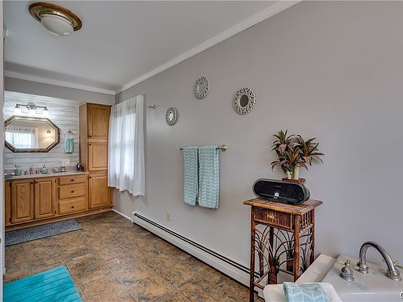 5th image of 200 Warren St