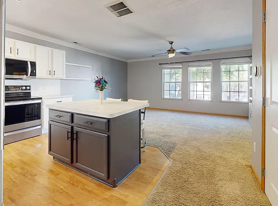 2 bed, 1056 sqft, $1,600 — Photo 4