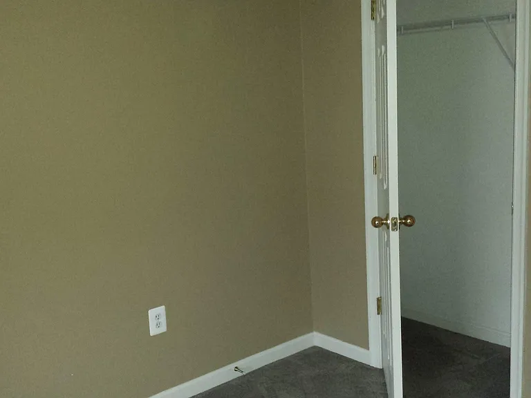 3rd br, can hold queenbed&desk