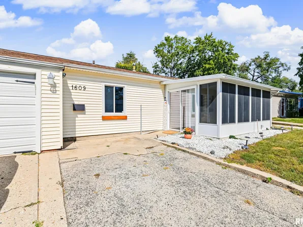 1609 Saratoga St, Pekin, IL 61554