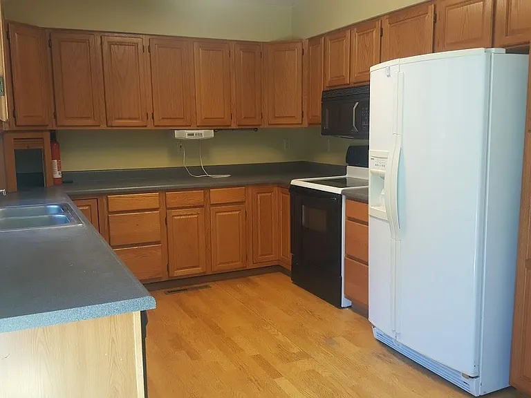 835 SE Lori Ct — Photo 5