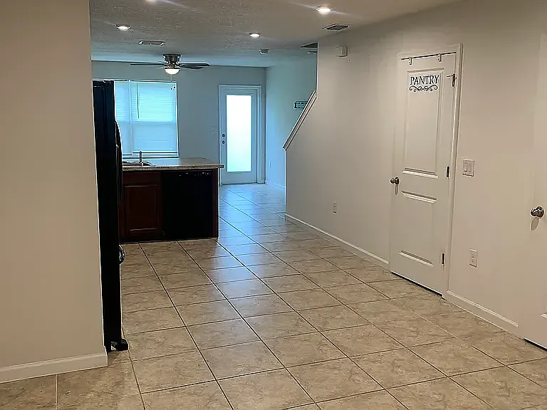 3 bed, 1444 sqft, $1,800 — Photo 2