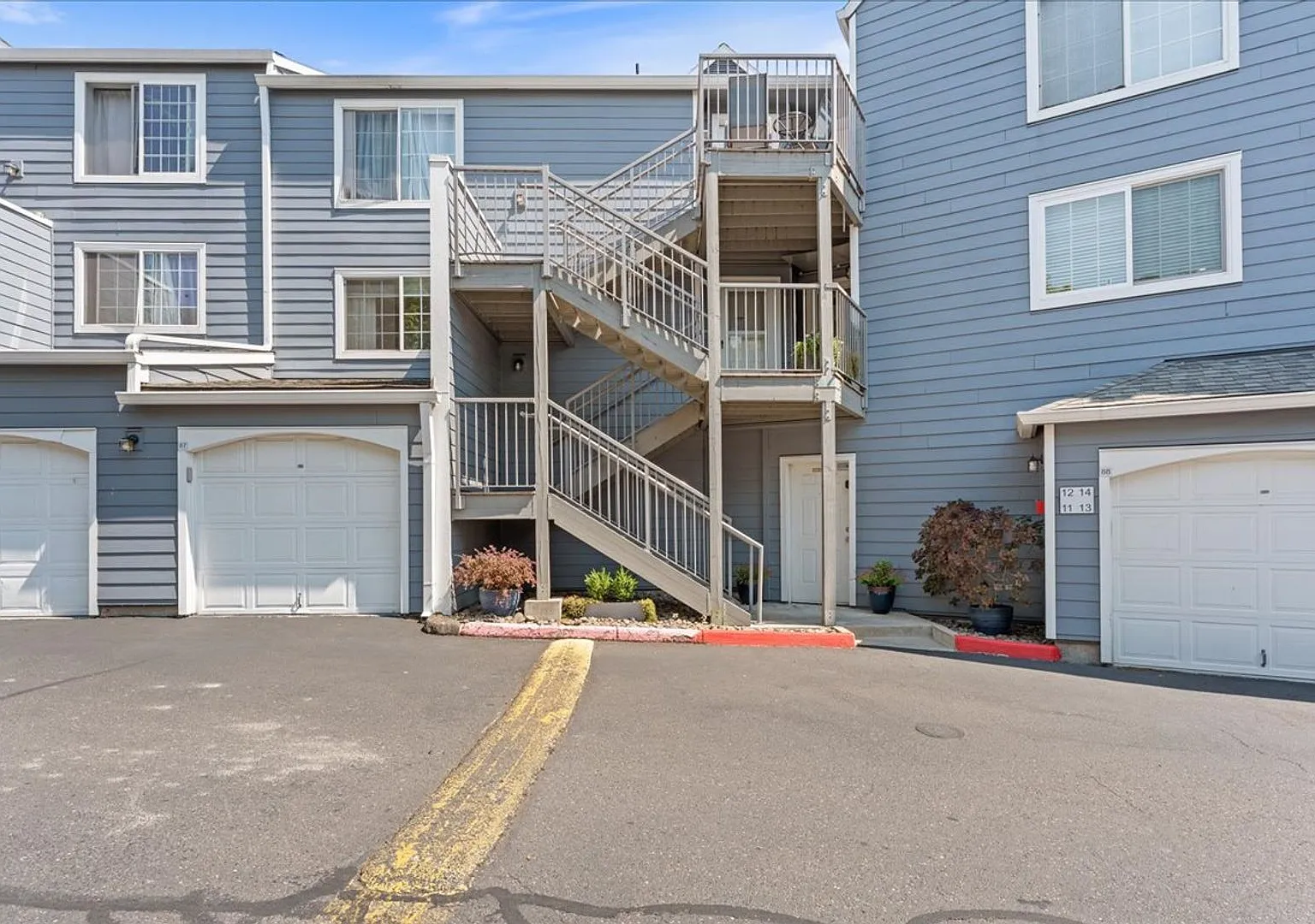Spacious 3-bedroom condo in desirable Bethany neighborhood! — Photo 2