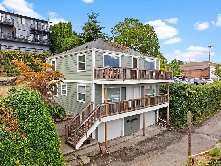 838 Prospect Aly — Photo 1