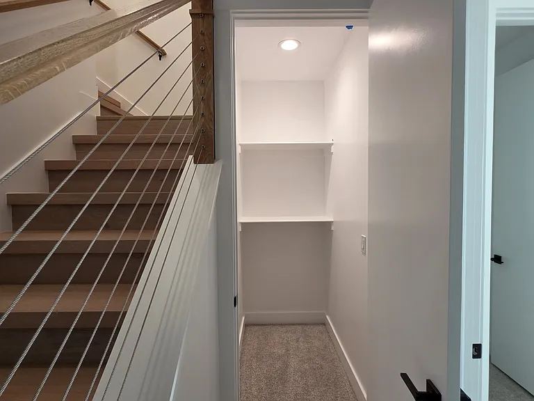 607 N Darwin St — Photo 17