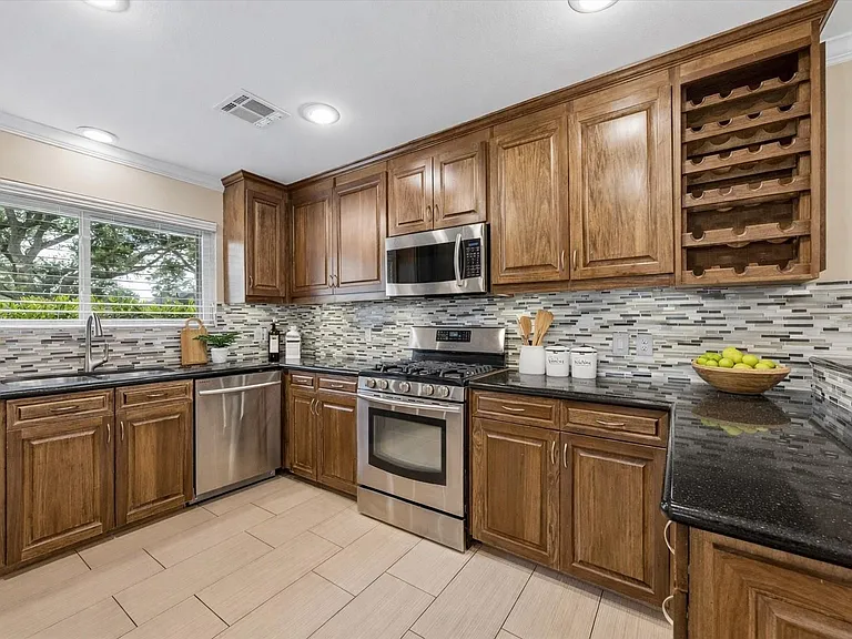 1607 Willowby Dr — Photo 3