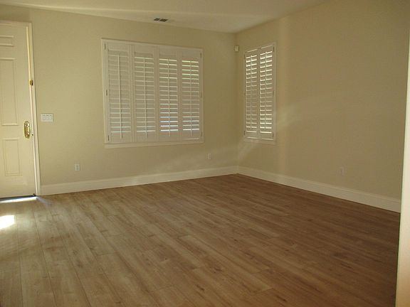 4th image of 210 Abigail Cir