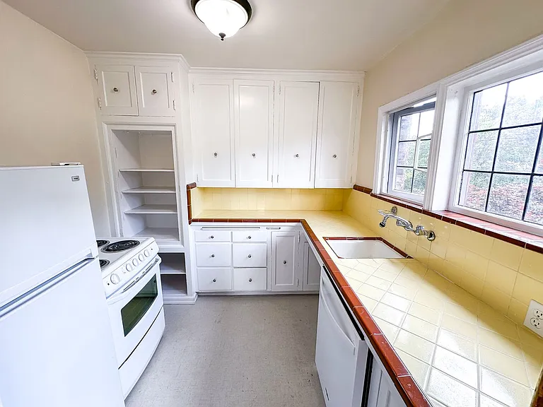 Ten-O-Five Anhalt Apartments — Photo 27