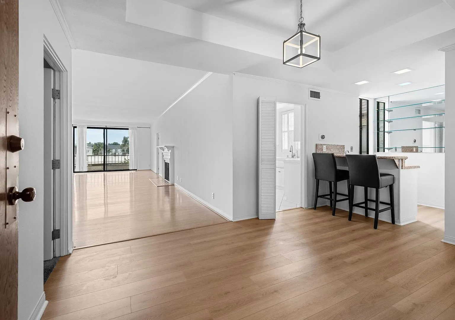 **Pet Friendly** Luxurious Top-Floor Penthouse With Breathtaking Views And Modern Amenities — Photo 1