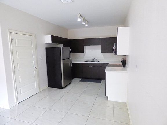 4th image of 1811 Jason Ave