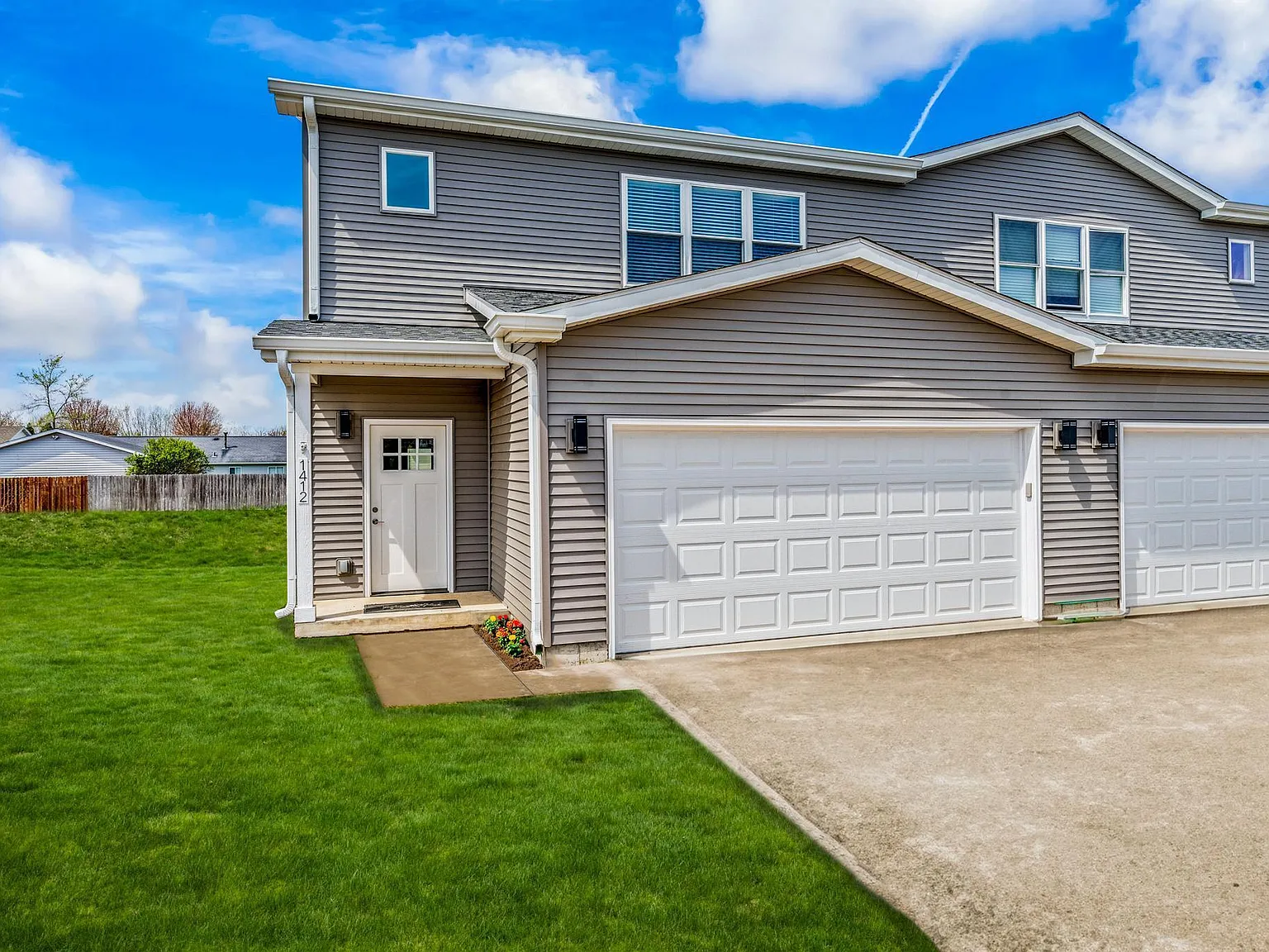 3 bed, 2.5 bath, 1900 sqft, $2,300 — Photo 1