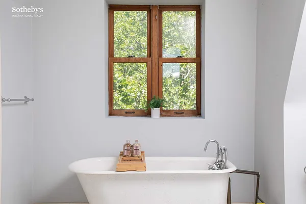 Sold by Sotheby's International Realty | media 14