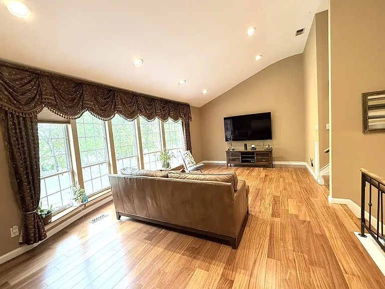 21 Manors Dr — Photo 7