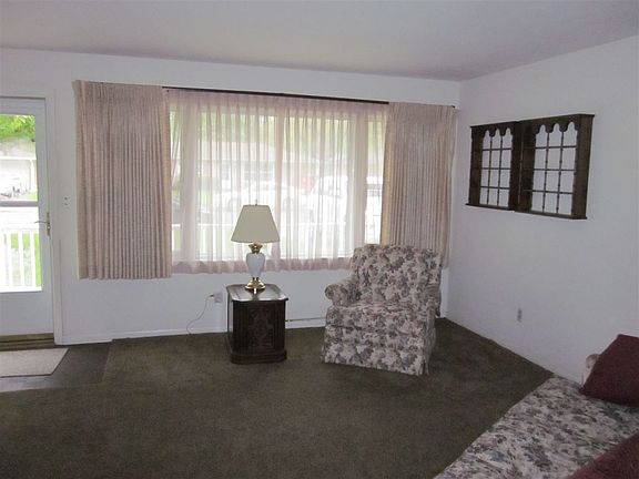 3rd image of 2808 N Victoria Ave