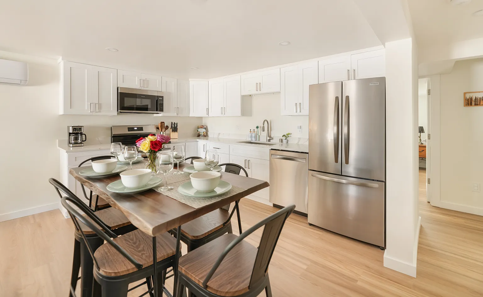 3 bed, 1200 sqft, $6,600 — Photo 3