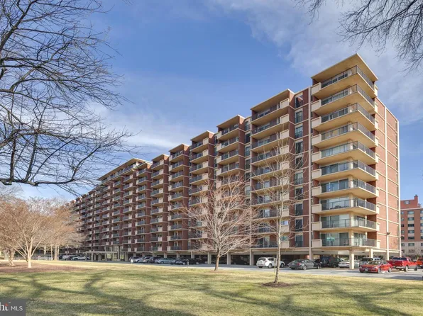 1300 Army Navy Dr APT 201, Arlington, VA 22202