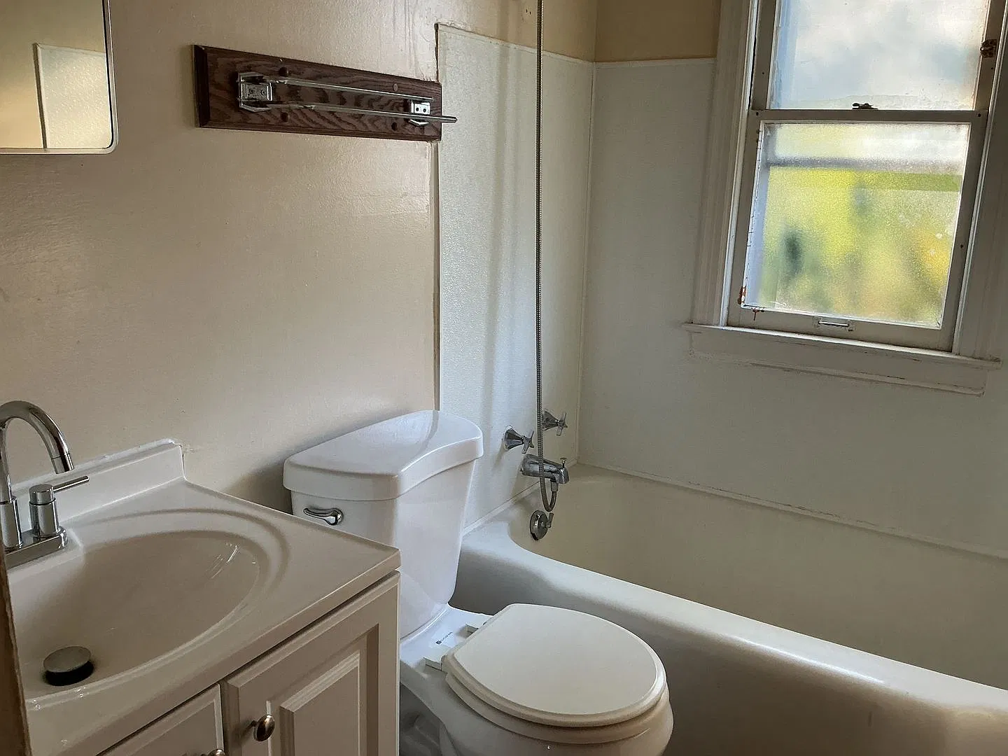 2 Bedroom Single Family Home in Havenwoods area — Photo 3