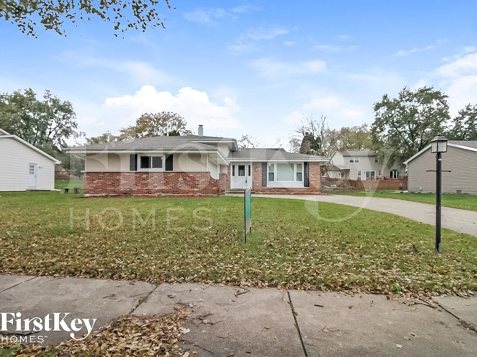 6S124 Lakewood Dr