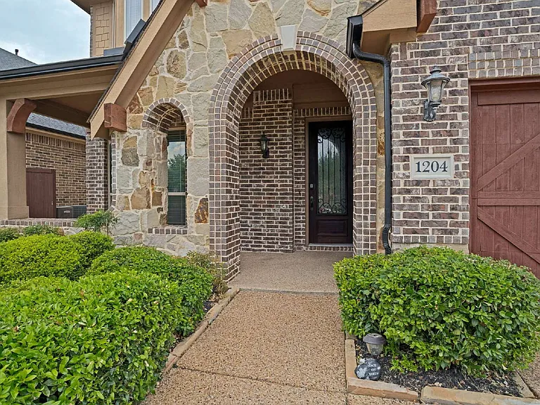 1204 E Shawnee Dr — Photo 2