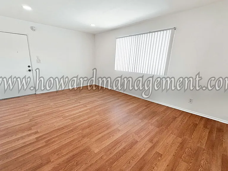 560 Grand — Photo 2