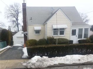 128 Manhattan Ave, Westbury, NY 11590