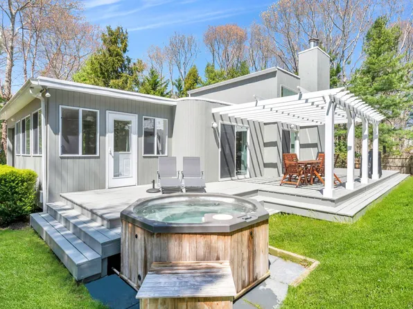 29 14th St, East Hampton, NY 11937