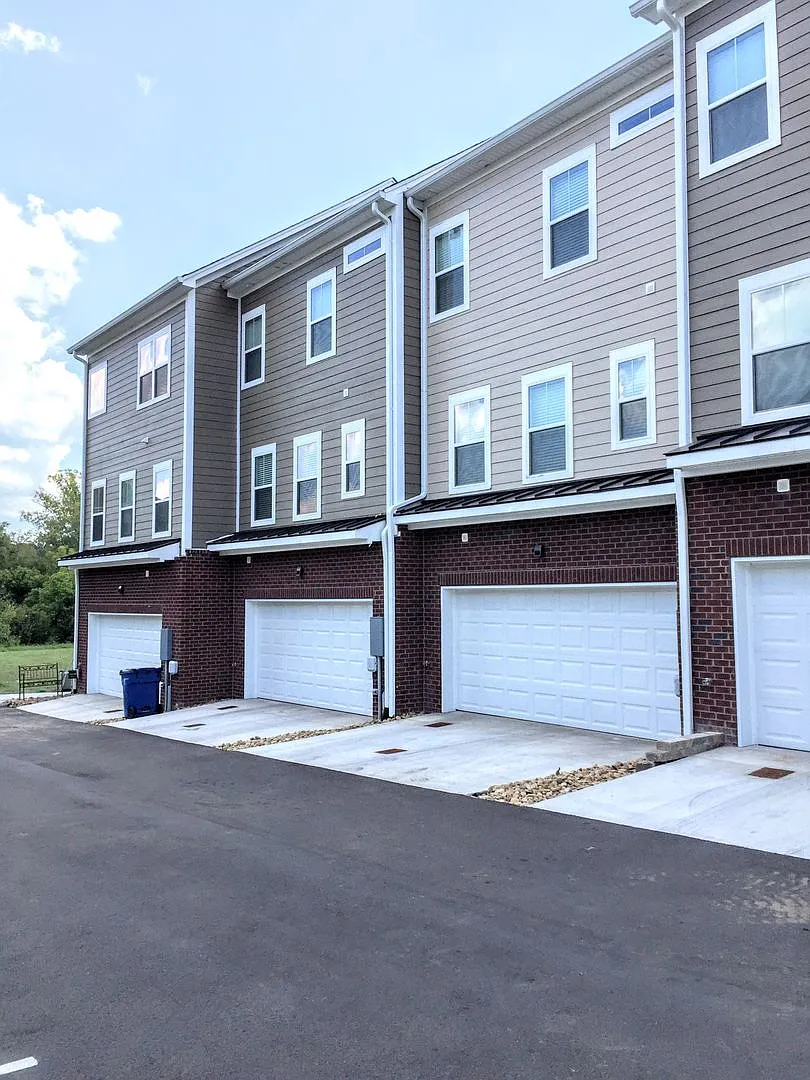 Beautiful, Spacious Townhome in Central Location - Popular Floor Plan — Photo 2