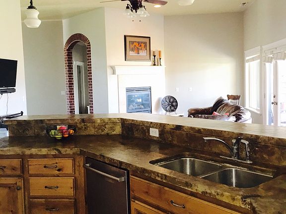 Kitchen/Bar