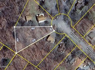 17 Wildwood Ct W, Lake Ariel, PA 18436