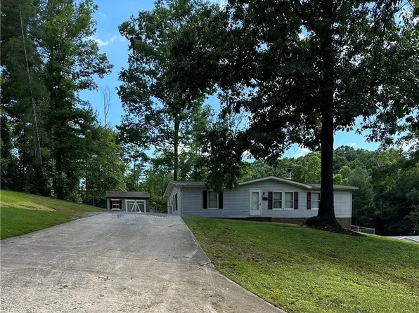 596 Holland Woods Dr, Wilkesboro, NC 28697