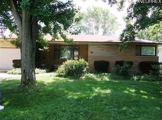 1084 Twilight Dr, Seven Hills, OH 44131