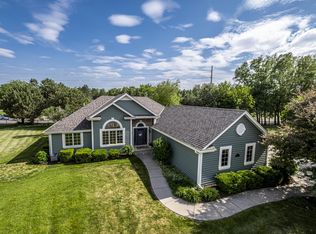 1517 Turnberry Cir, Oconomowoc, WI 53066