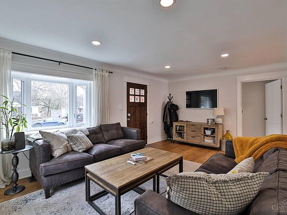 3rd image of 1341 Custer Ave