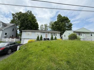46 Edgecomb St, Hamden, CT 06517